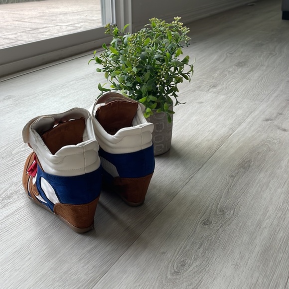 Cute sneakers with hidden wedge - Picture 3 of 4